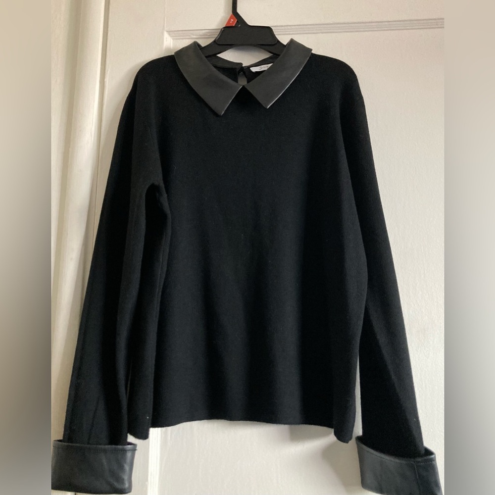 Sioni Black Crewneck Sweater with Distinctive Collar